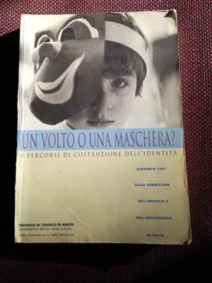 UN VOLTO UNA MASCHERA Percorsi di costruzione dell'identità